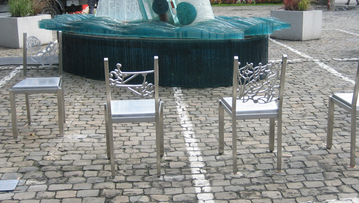Chaises-poèmes : participation à l’œuvre "Coeur à coeur"